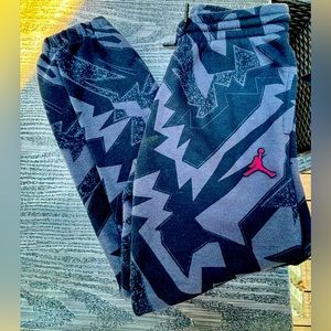 Jordan
Big Kids' Essentials Printed Fleece Pants